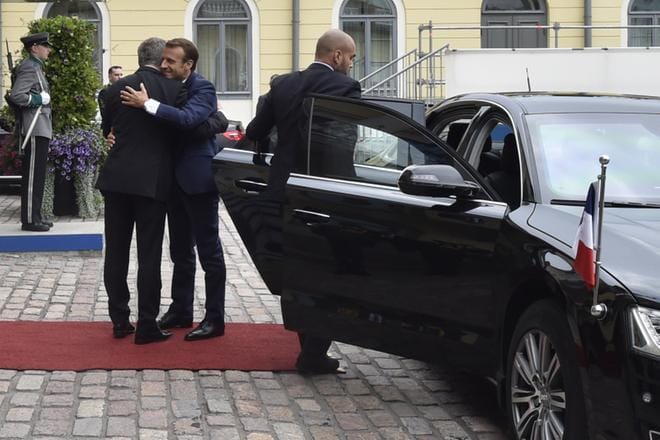 Presidentti Sauli Niinistö toivotti Emmanuel Macronin tervetulleeksi Presidentinlinnaan torstaina aamupäivällä.