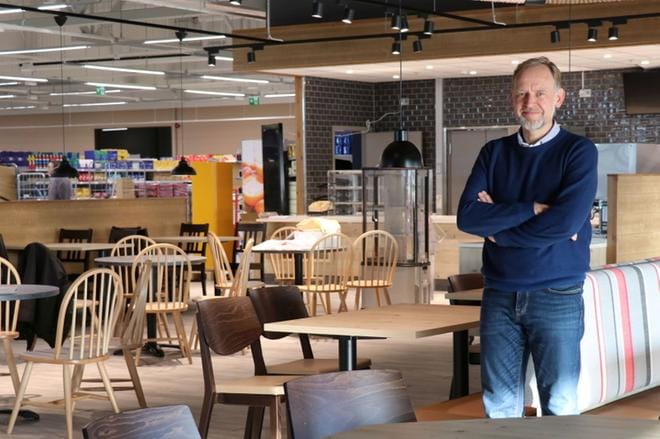 S-Market sijoittuu ovesta tullessa vasemmalle, ABC oikealle. Timo Märsylä on tyytyväinen yleisilmeeseen ja sisustukseen.