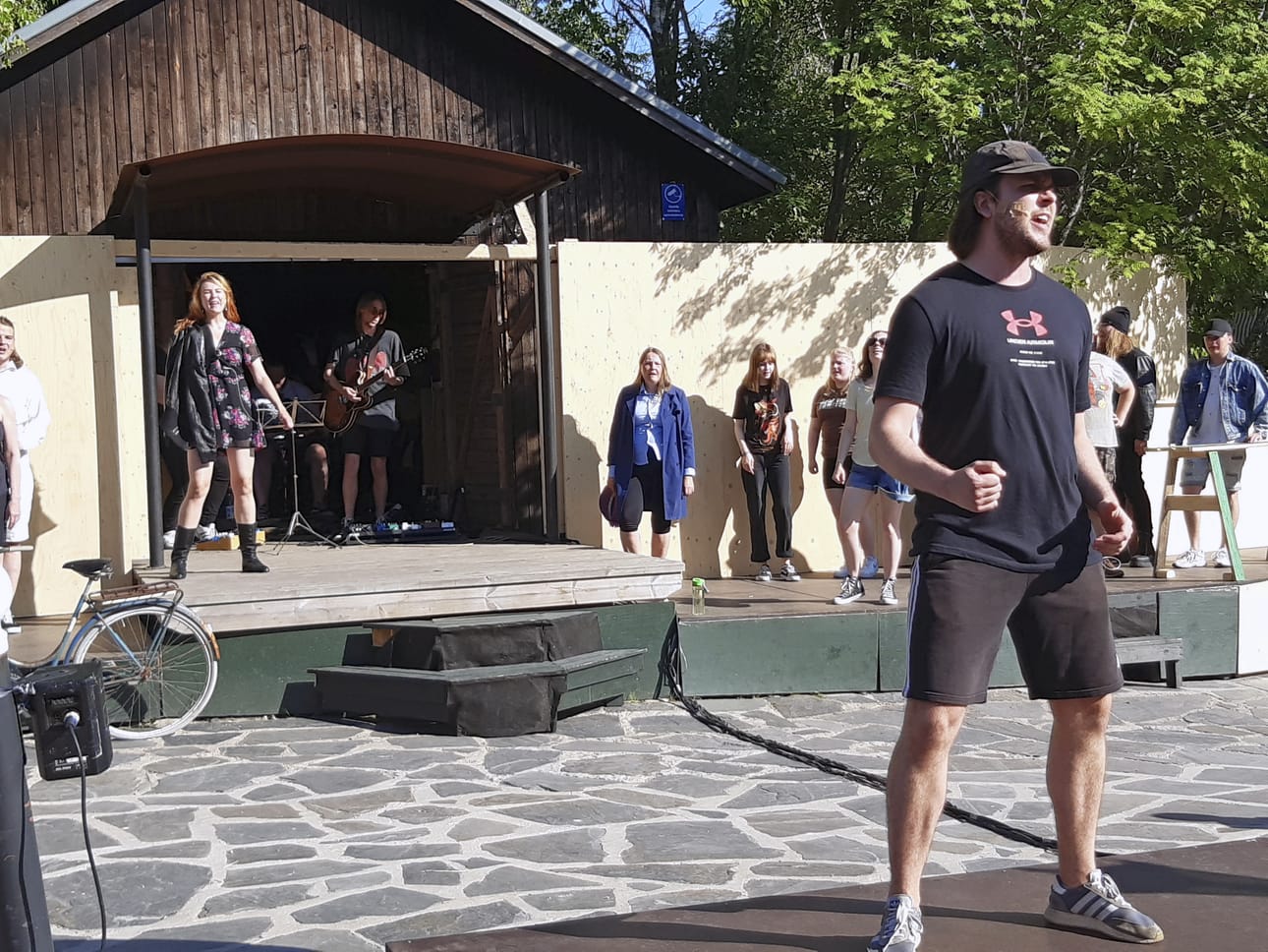 Vuonna 85 -musikaalin pääroolissa Tommi Turmiolaa näyttelee Roope Lappalainen. Harjoituksissa lavasteet olivat vielä keskeneräisiä.