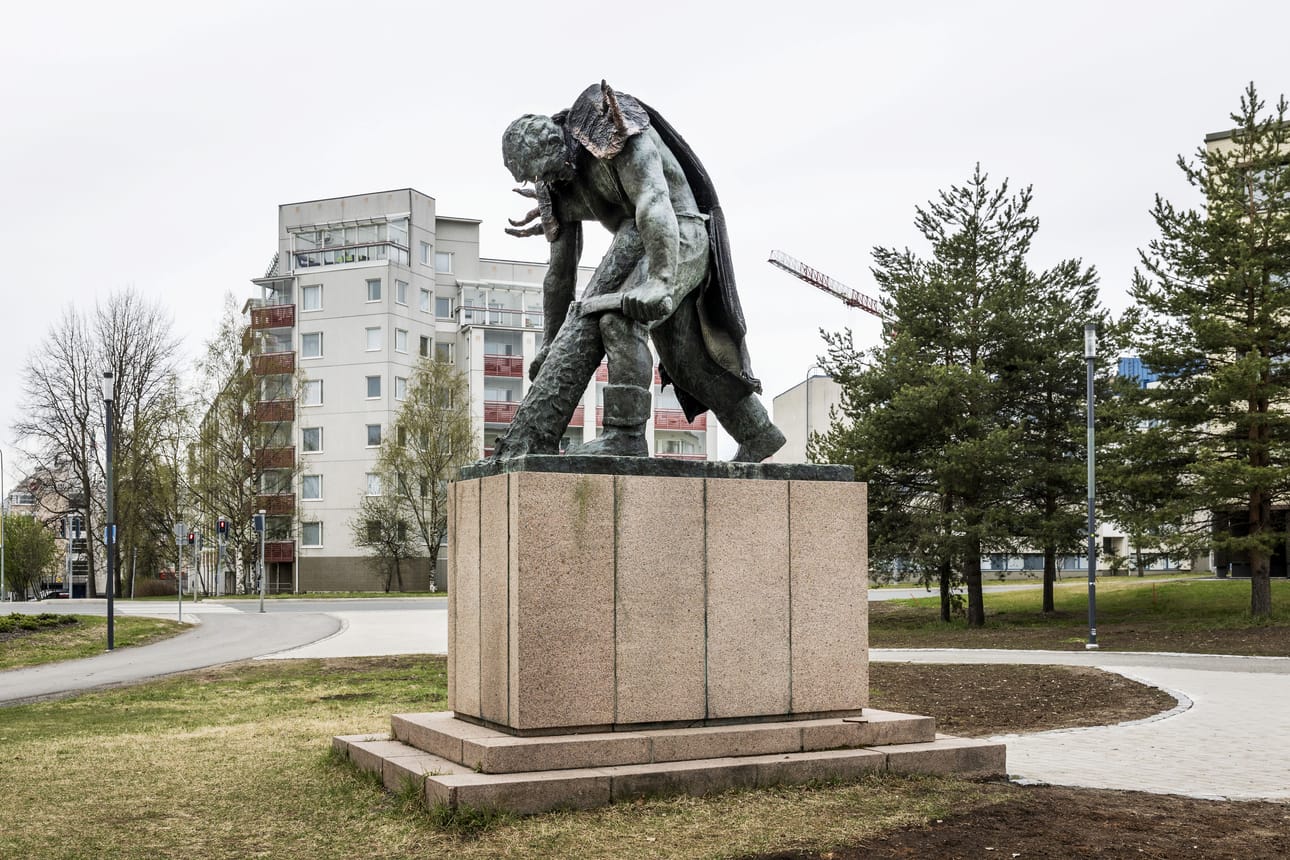 Jätkänpatsas on seissyt Kemijoen rannassa vuodesta 1955. Lauantaina patsaalle puettiin ylle Lordi-viitta juhlistamaan 20 vuoden takaista viisuvoittoa.