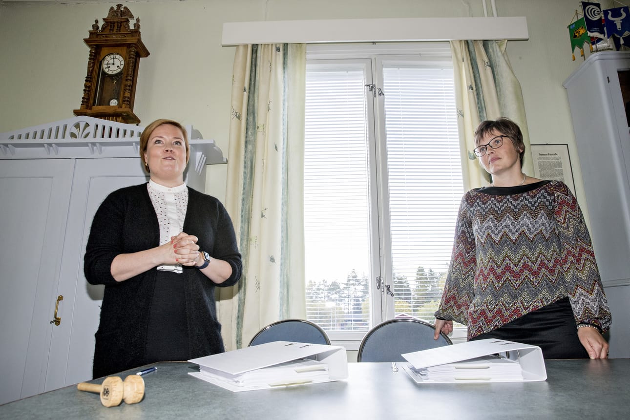 Suomen Terveystalon julkisten palveluiden liiketoimintajohtaja Laura Räty (kuvassa vas.) ja Lumijoen kunnanhallituksen varapuheenjohtaja, keskustan Sirpa Hirvasniemi allekirjoittivat sosiaali- ja terveyspalvelujen ulkoistamissopimuksen.