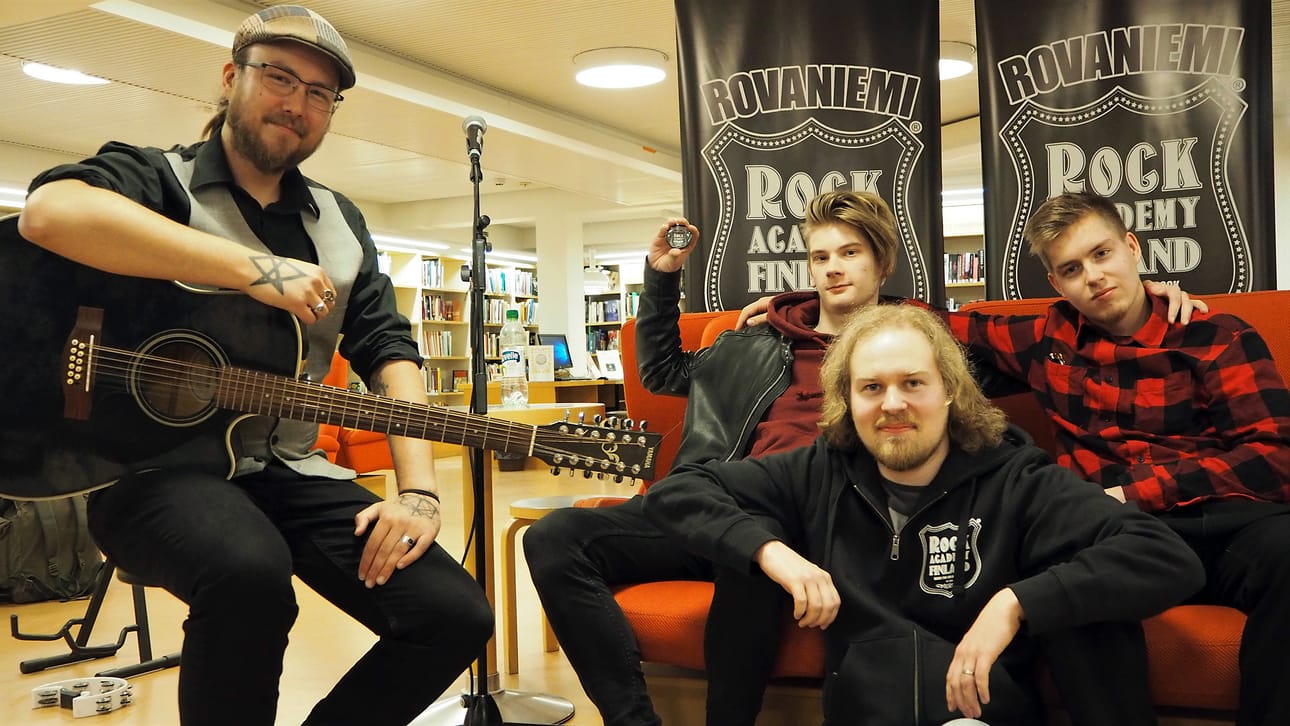 Kitaristi Jesse Heikkinen vieraili Rovaniemen Rock Academyn toukokuun klinikalla. Häntä olivat kuulemassa muun muassa akatemian bändiohjelmaan valitun Tupla V -yhtyeen Veeti Rytinki ja Viljami Nousiainen sekä nuoriso-ohjaaja Mikko Ruokamo (edessä).