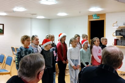 Syöpäyhdistyksen pikkujouluissa lauletut ja näytellyt esitykset virittivät juhlijat joulun tunnelmaan