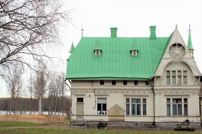 Päärakennuksen ulkoseinässä on pumppukopista muistona tumma jälki. KUVA: LOTTA KALLIO