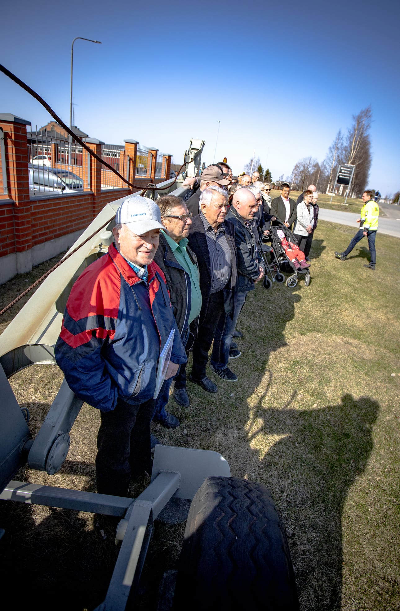 Kuvassa Temmes-kaivurin historiaan liittyviä henkilöitä, joita kirjaan on haastateltu Miilukankaan kunnostamien Temmes-kaivureiden vieressä.