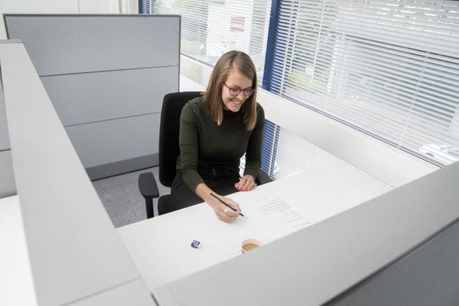 Taksinkuljettajan ammattipätevyyskoe on kaksiosainen ja se tehdään paperille. Mukana saa olla ainoastaan kynä ja pyyhekumi. Ensi vuonna kokeen on tarkoitus siirtyä digitaaliseksi. KUVA: Mauri Ratilainen