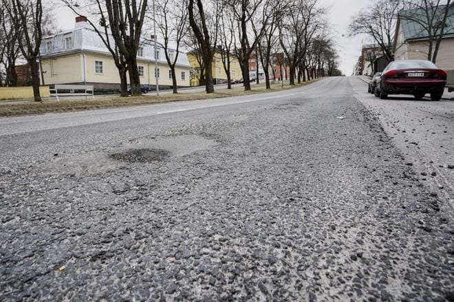 Korsholmanpuistikko on yksi kaduista, jonne kuntatekniikan päällystämisrahat riittävät. KUVA: SAMPPA TOIVONEN