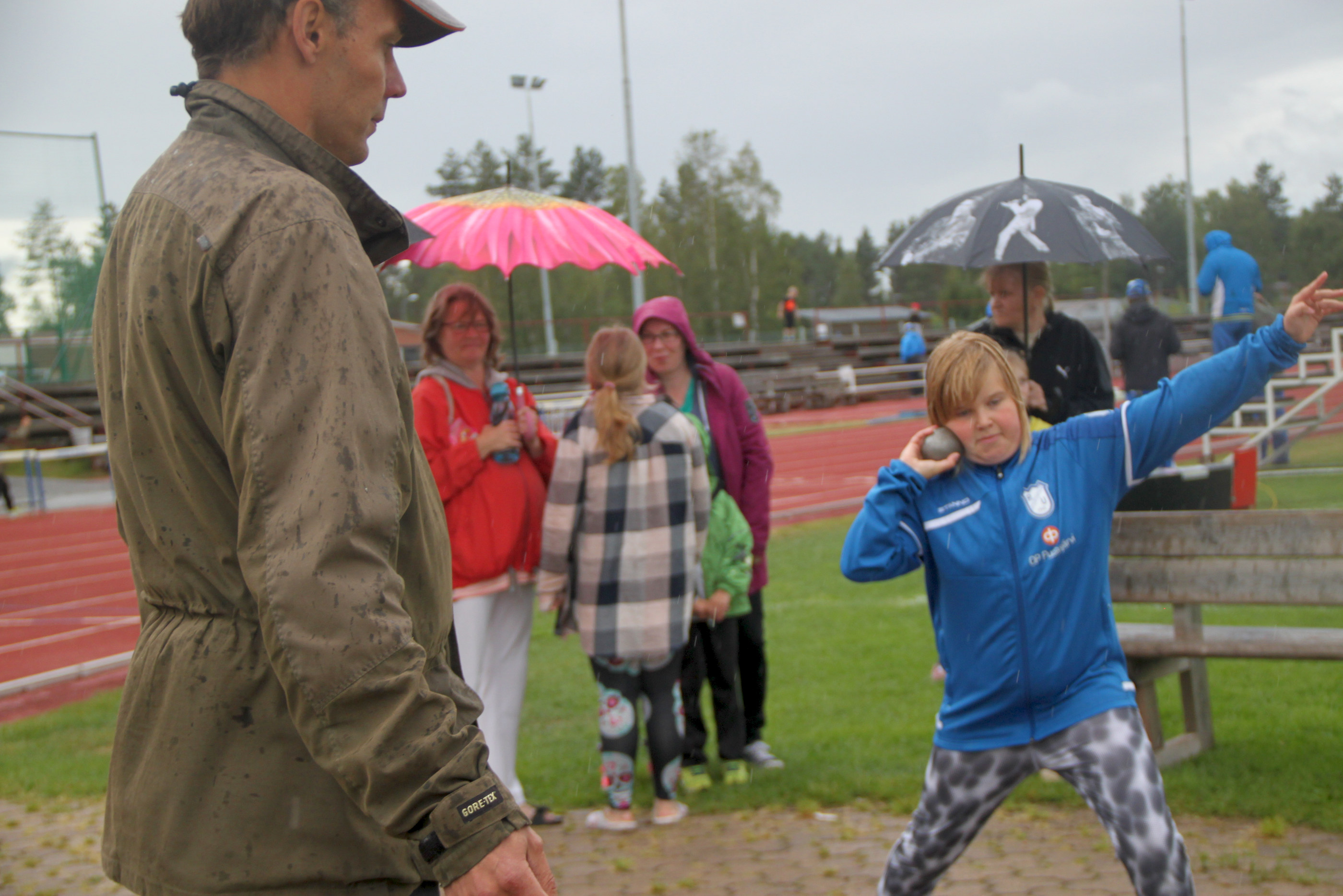 Aaron Illikainen valmistautumassa suoritukseen. Hän heitti toiseksi 5-vuotiaiden poikien pallon heitossa.