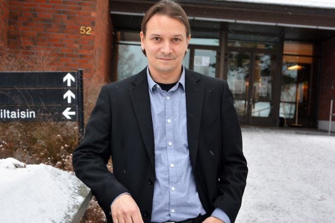 Tuomas Ojajärvi näkee hienona, että 80-luvulla syntyneet naiset ovat päässeet johtamaan maata. KUVA: MIINA HAKALA