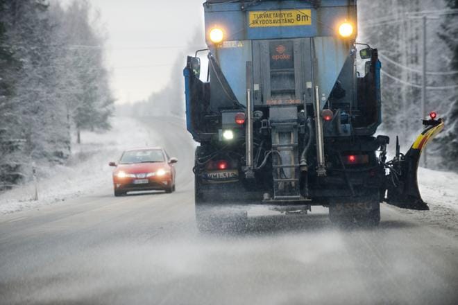 Suolan käyttö on kääntynyt kasvuun sekä ilmaston että raskaan liikenteen vaatimusten takia. Samalla kasvavat pohjavesiriskit. KUVA: Tomi Vuokola, arkisto