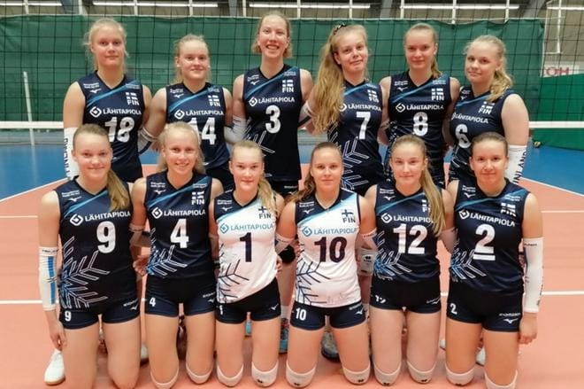 Lentopallon alle 17-vuotiaiden maajoukkueeseen kuuluu myös Kauhavan Wisan kasvatit Iida Pöllänen (takana 2. oik.) ja Eerika Koivuniemi (edessä vas.). KUVA: SUOMEN LENTOPALLOLIITTO