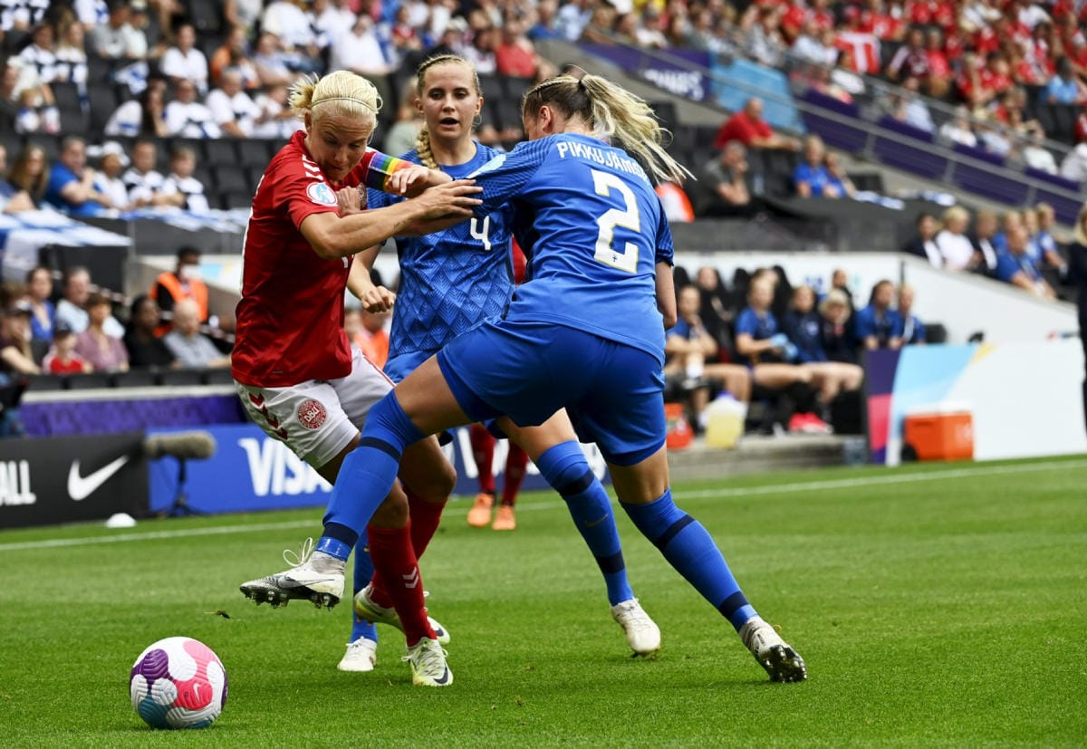 Tanskan Pernille Harder (vas.) ja Suomen Ria Oiling ja Elli Pikkujämsä taistelemassa pallosta maiden välisessä EM-ottelussa Milton Keynesissä. Lehtikuva / Emmi Korhonen