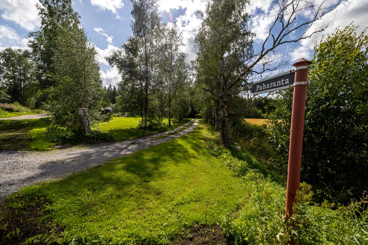 Tarinan mukaan Paharanta-kyltin toivat aikoinaan yllätyksenä sen aikaisen tielaitoksen kuskit, jotka tapasivat joskus pitää ruokatuntinsa talon väen luona.