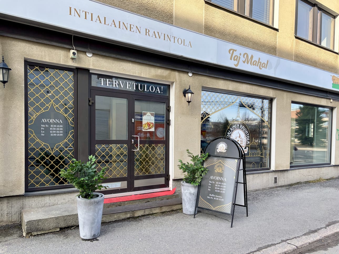 Taj Mahalin sisäänkäynti on somistettu kutsuvaksi.