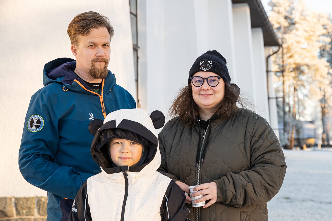Jukka Rytioja, Elise Ylitalo ja Alma Rytioja (edessä) kävi äänestämässä seurakuntavaaleissa ja lasten seurakuntavaaleissa Kuusamon Pyhän Ristin kirkossa.