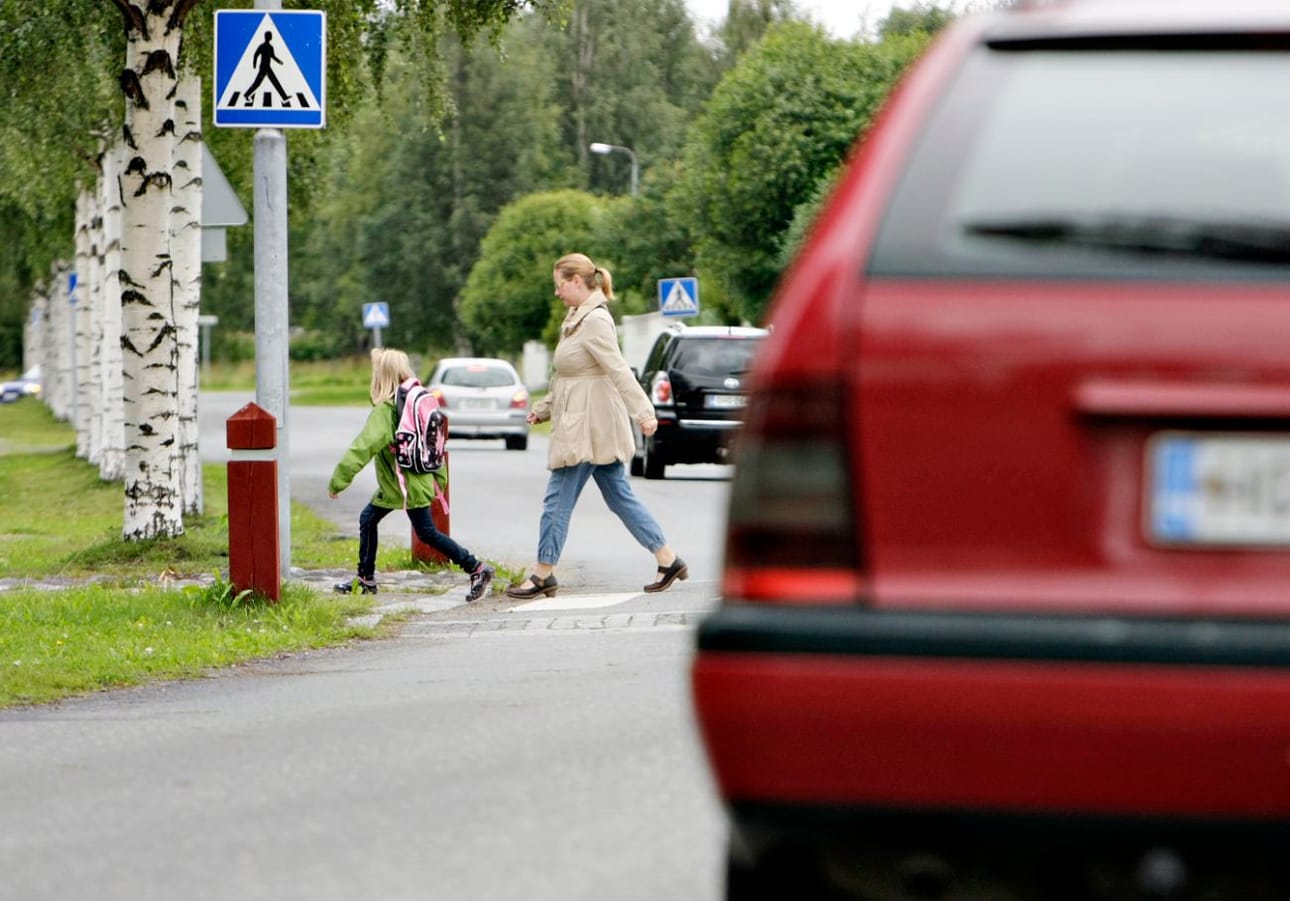 Pienet koululaiset saattavat pelätä suojatien ylittämistä ilman aikuista.