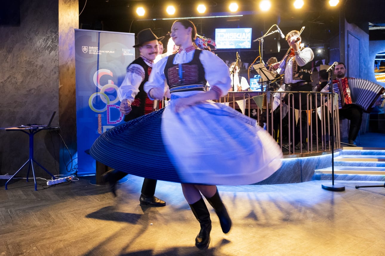 Trencin Folk Group viihdytti väkeä ravintola Ihkussa.