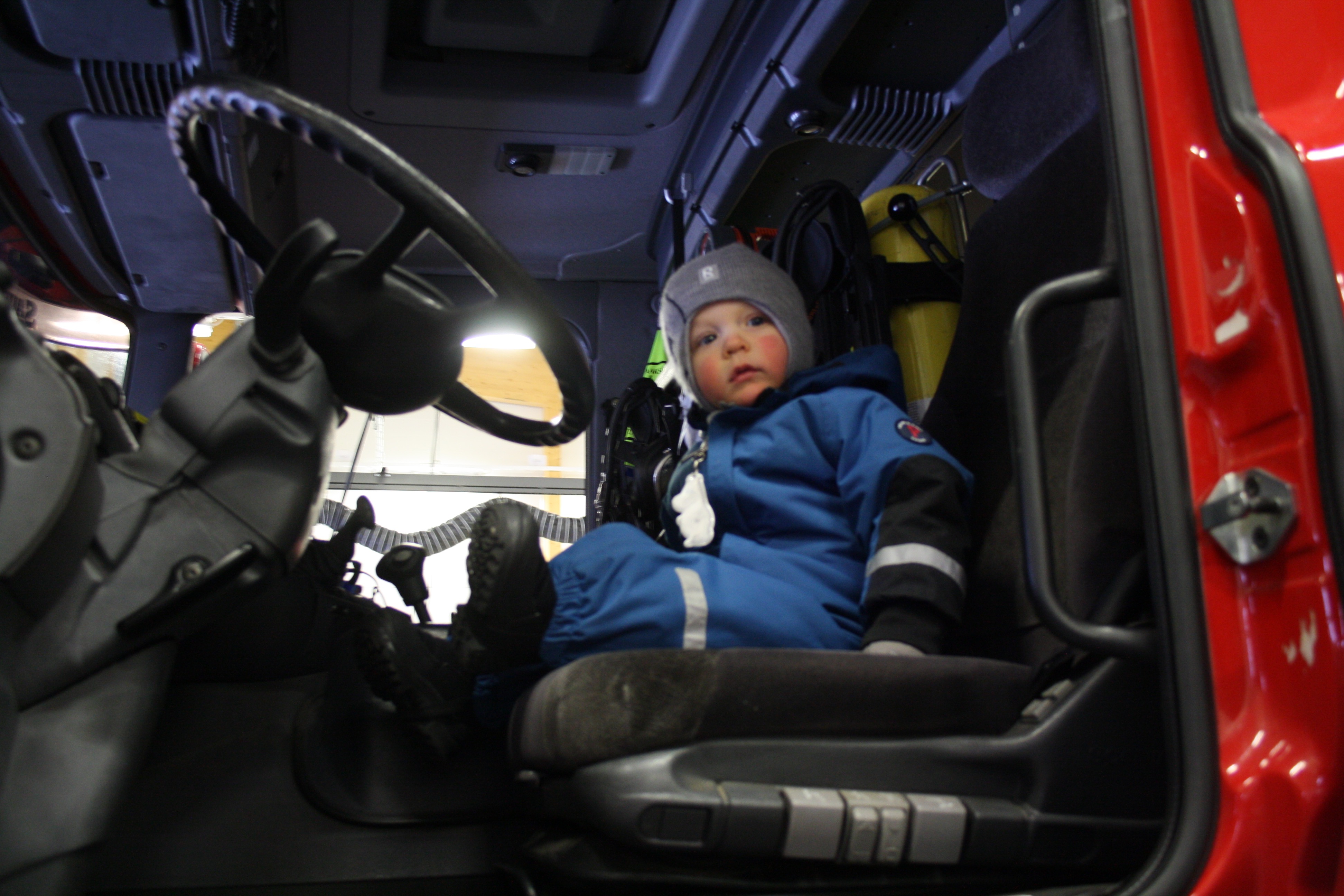 Puolitoistavuotias Luukas Stenudd ei aivan yltänyt kaasuttamaan isoa paloautoa.