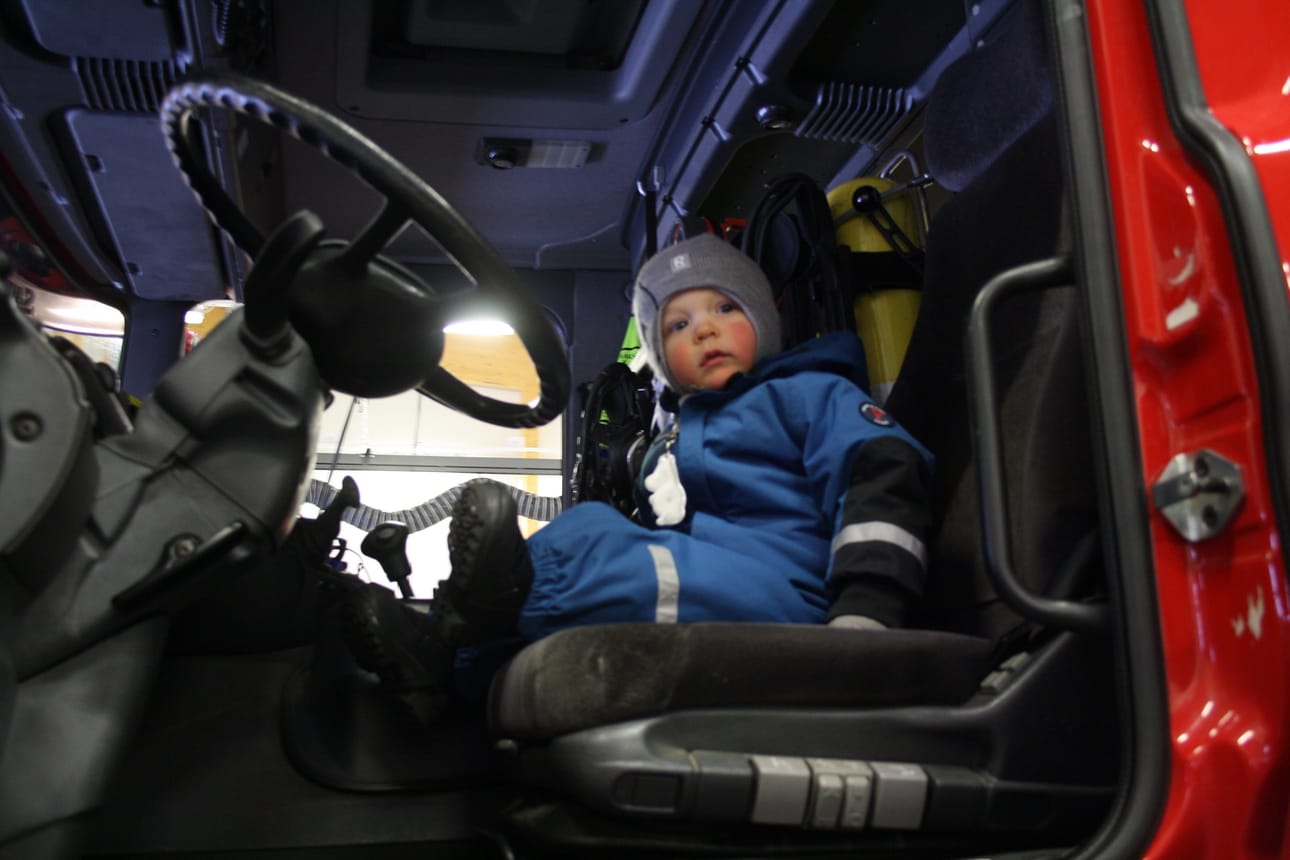 Puolitoistavuotias Luukas Stenudd ei aivan yltänyt kaasuttamaan isoa paloautoa.