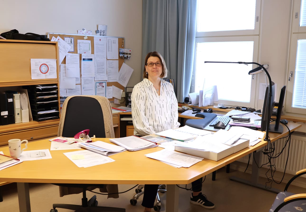 Minna Laitinen on johtanut Kantakaupungin koulua kolmisen vuotta. ‑ Se työ on tuonut valtavasti uutta näkökulmaa kouluun, hän kertoo. Uuteen näkökulmaan kuuluu muun muassa talouden raamien laatiminen koululle.