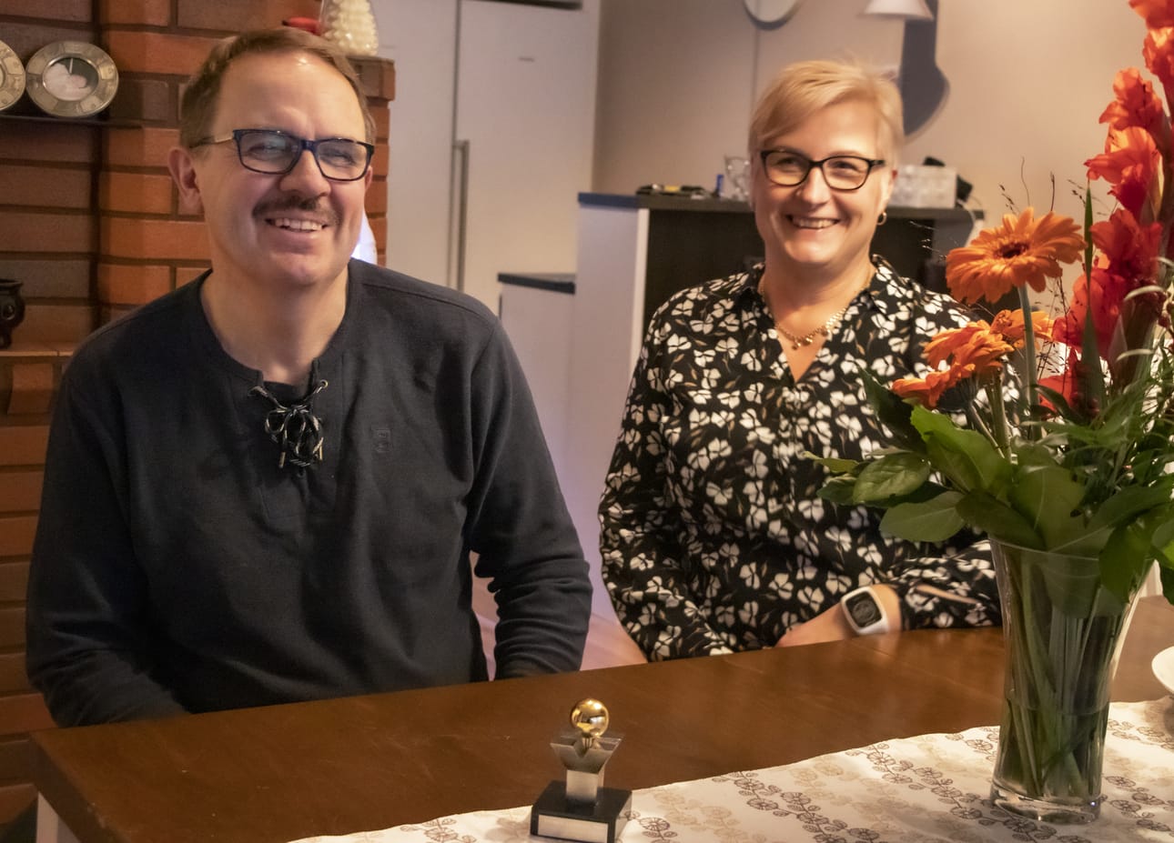 Paavo Mustonen on tämän vuoden palkittu yrittäjä. Vieressä vaimo Sanna, joka tekee yrityksen paperitöitä ja sisustussuunnitelmia.