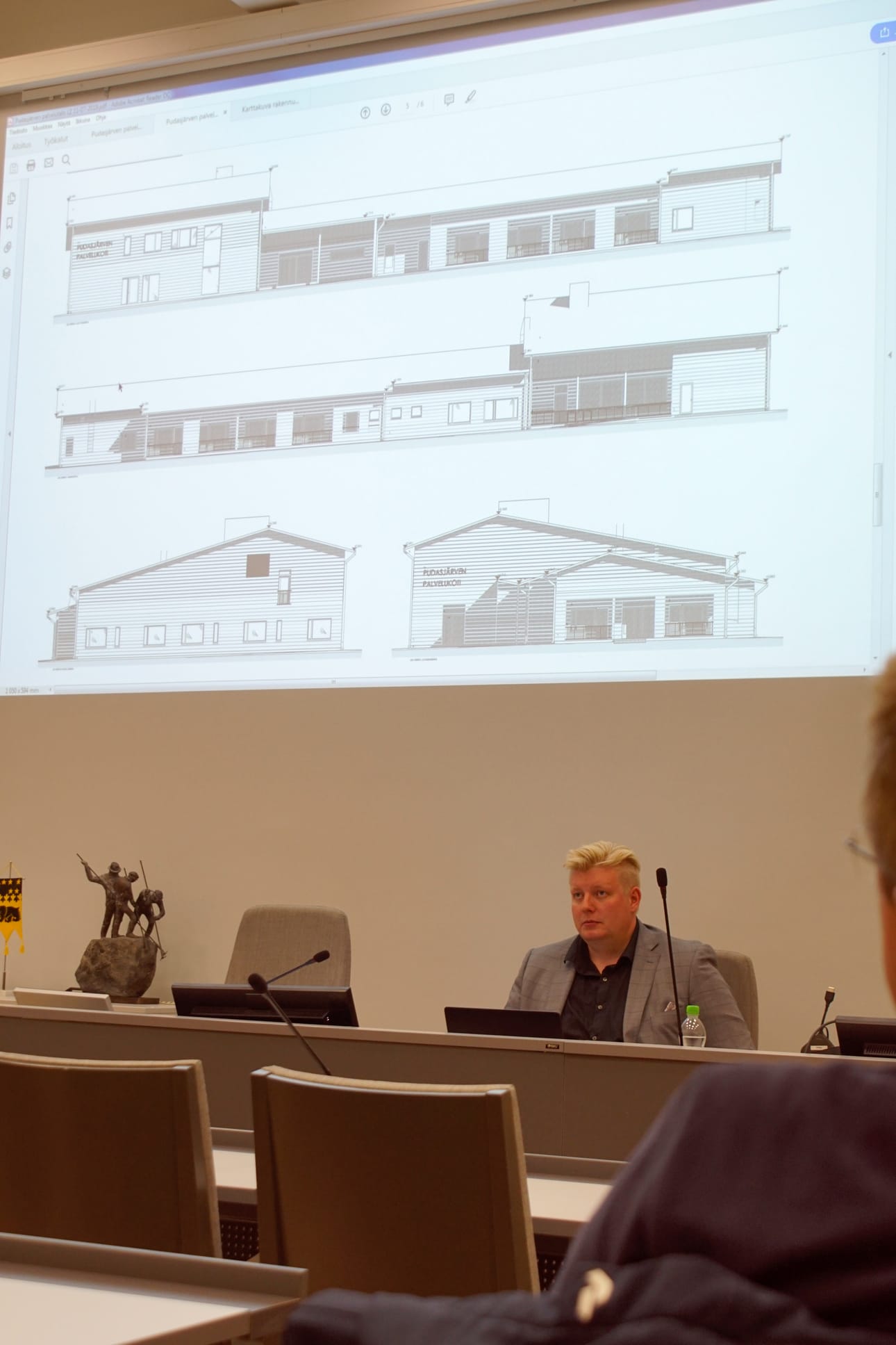 Toimitusjohtaja Jouko Väänänen esitteli tulevan palvelukodin suunnitelmia.