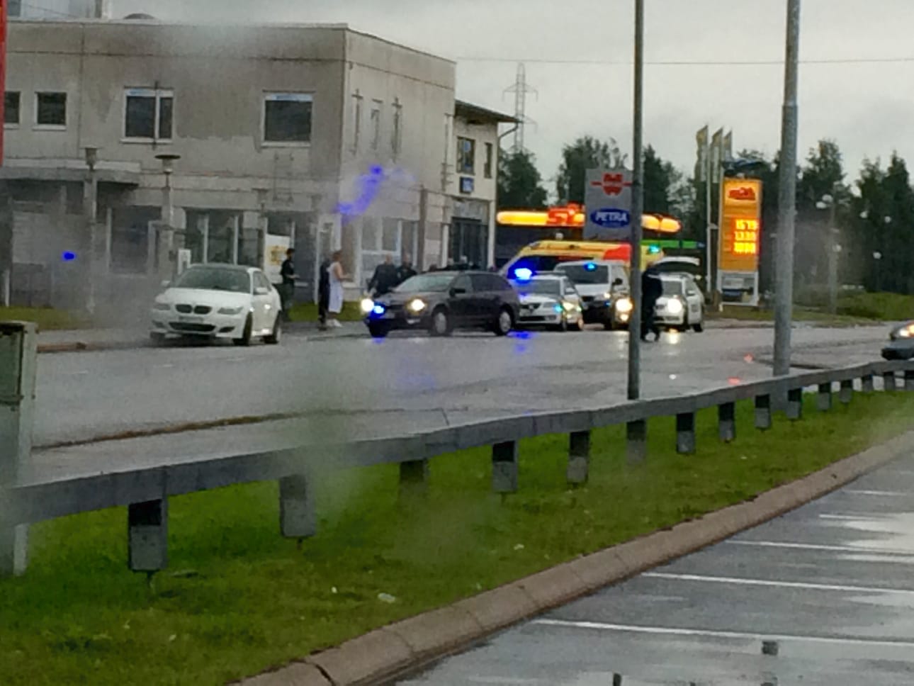 Limingantullissa tapahtui keskiviikkoiltana ensimmäinen niin sanottuun "pitseriamafiaan" liittyvä välienselvittely, jossa lyötiin pesäpallomailalla, ammuttiin käsiaseella ja ajettiin autolla päälle.