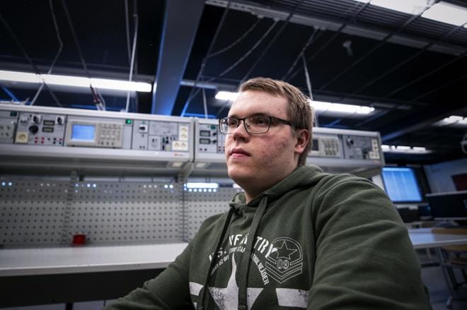Elektroniikka-asentajaksi ja ylioppilaaksi valmistuva Aleksi Alapeltola haaveilee urasta tuotekehittelijänä tai yrittäjänä. KUVA: PAULA KASKIMAA