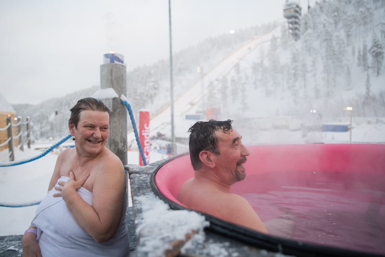 Jo toisena vuotena peräkkäin Ruka Nordicia seuraamaan paikanpäälle saapuneet kemiläiset Anne ja Simo Pekka Sipola testasivat kisapaikalla oheistuotteena yleisölle tarjolla ollutta tynnyrisaunaa ja paljua.