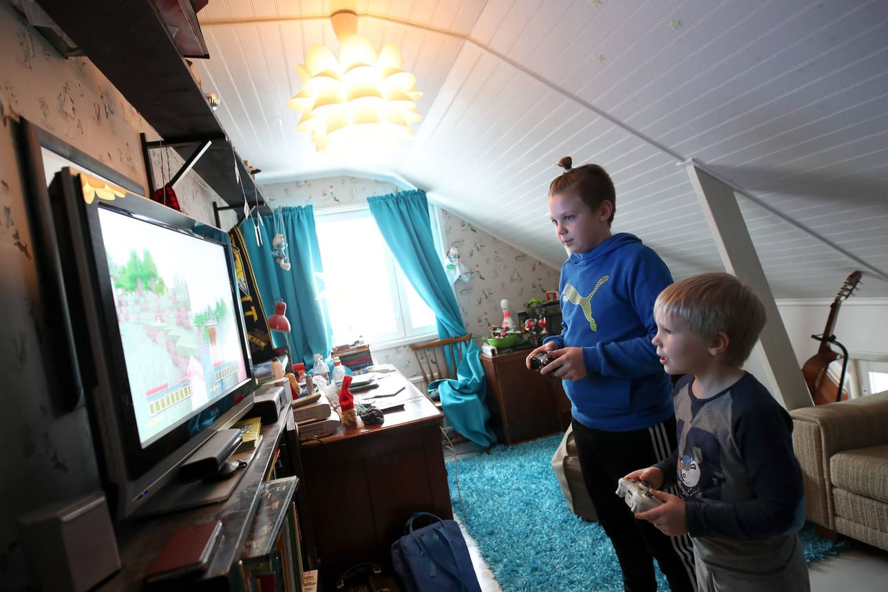 Porilaisille Frans ja Evert Rosenqvistille on asetettu rajat siitä, miten paljon älylaitteiden parissa saa viettää aikaa. Vanhemmat ovat huomanneet, että liika pelaaminen saa pojat ärtyneiksi ja väsyneiksi. Asiantuntijan mukaan aikuisten esimerkki on tärkeää, joten vanhempien kannattaa laittaa älypuhelimensa syrjään ja tehdä jotain yhdessä lasten kanssa. Frans ja Evert Rosenqvist ruutuaika