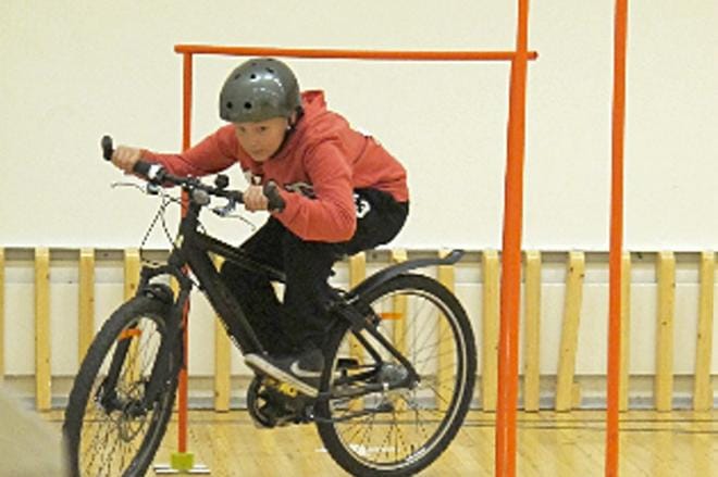 Marius Rinne taiteili Fillarimestari-radalla Tuurin koulun joukkueessa. KUVA: HANNE LAUKKANEN