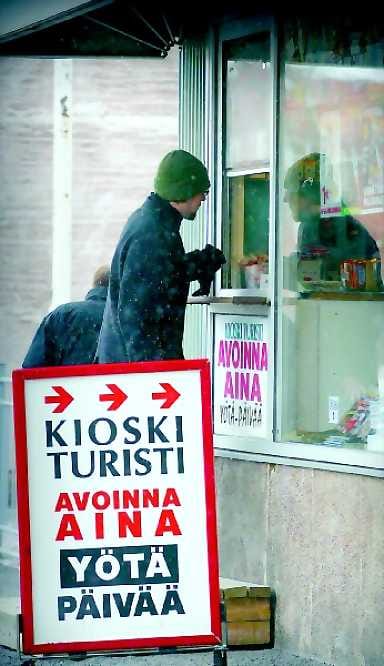 Hotelli Turistin kioski on auki yötä päivää. Palvelu on mahdollista, sillä myynnistä vastaa vastaanoton henkilökunta. Kioskista haetaan lähinnä savukkeita ja lehtiä, mutta myös kissanruokaa on tarjolla.