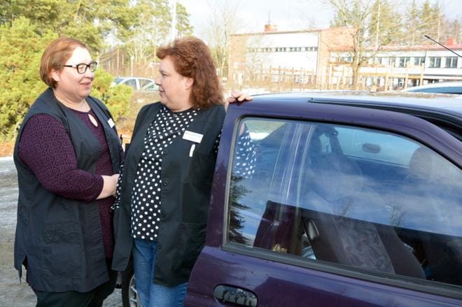 Taina Tikkanen ja Anneli Aho tuumaavat, ettei kuortanelaisten tarvitse huolestua, jos naapurin mummun tai papan luokse menee yöllä joku. Se on luultavasti kotihoidon yöhoitaja. KUVA: MIINA HAKALA