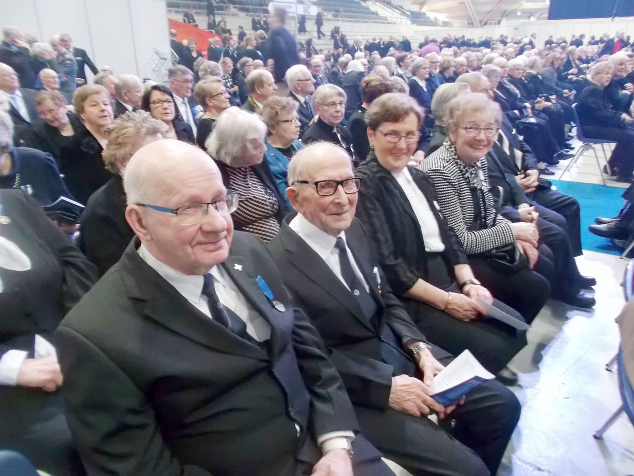 Täpötäyteen ahtautuneen Ouluhallin ohjelmasta nauttivat Paavolan ryhmästä matkassa olleet veteraani Ensio Tanskanen (toinen edestä), Martti Rönkkö vas. ja veteraaneista huolehtivat perinteen jatkajat Aino Kannisto ja Rauha Roppola.
