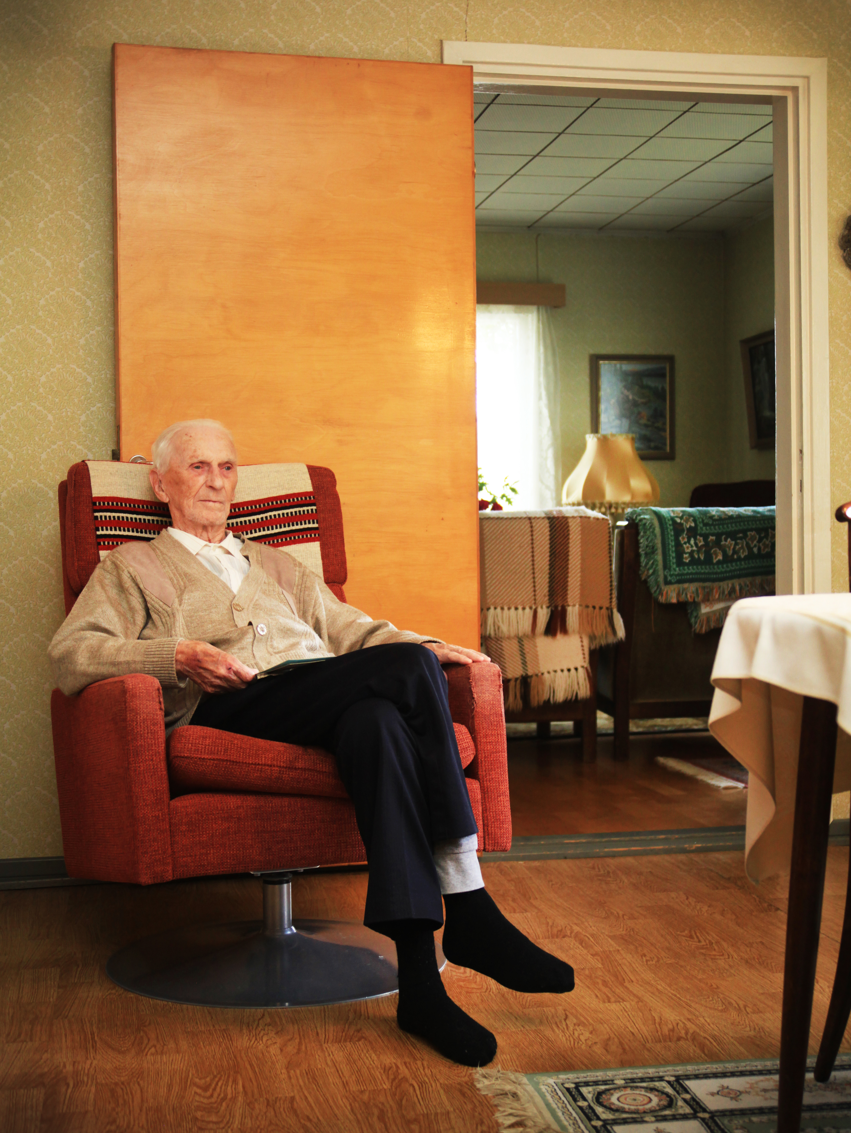 Lauri Tammen elämä Kuusamon keskustassa rintamamiestalossa sujuu totuttujen tapojen mukaisesti. Aamukahvin jälkeen käydään läpi muun muassa aäivän lehdet.