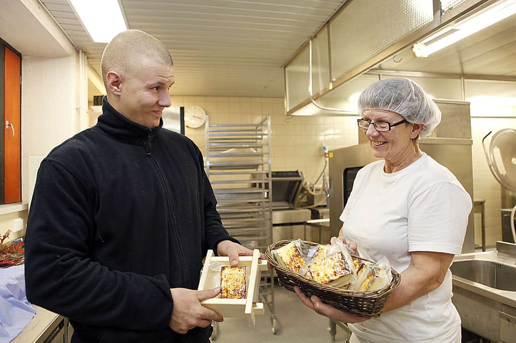 Lasse Juvonen ja Raija Kauppinen kertovat, että joulu ja pääsiäinen ovat parasta sesonkia kyytönmaitojuustolle. Nelisen senttiä paksut palat soveltuvat kiinteän rakenteensa ansiosta pannulla paistettaviksikin