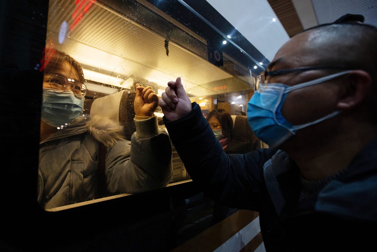 Terveydenhuollon ammattilaisia lähdössä Nanjingista kohti Wuhania. Epidemia-alueella on siirtynyt muualta Kiinasta toista tuhatta ammattilaista auttamaan koronaviruspotilaiden hoidossa. Toistaiseksi vajaat 20 työntekijää on sairastunut itse.