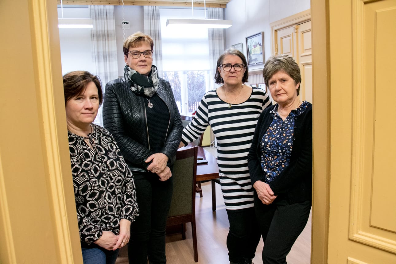 Mari Hiltula (vasemmalla), Eila Runsala, Tuulikki Leppäniemi ja Seija Miettinen tuntevat hyvin Kaskisten vanhustenhoidon tilanteen. He epäilevät, etteivät suomenkieliset vanhukset tule jatkossa aina saamaan hoitoa omalla äidinkielellään.