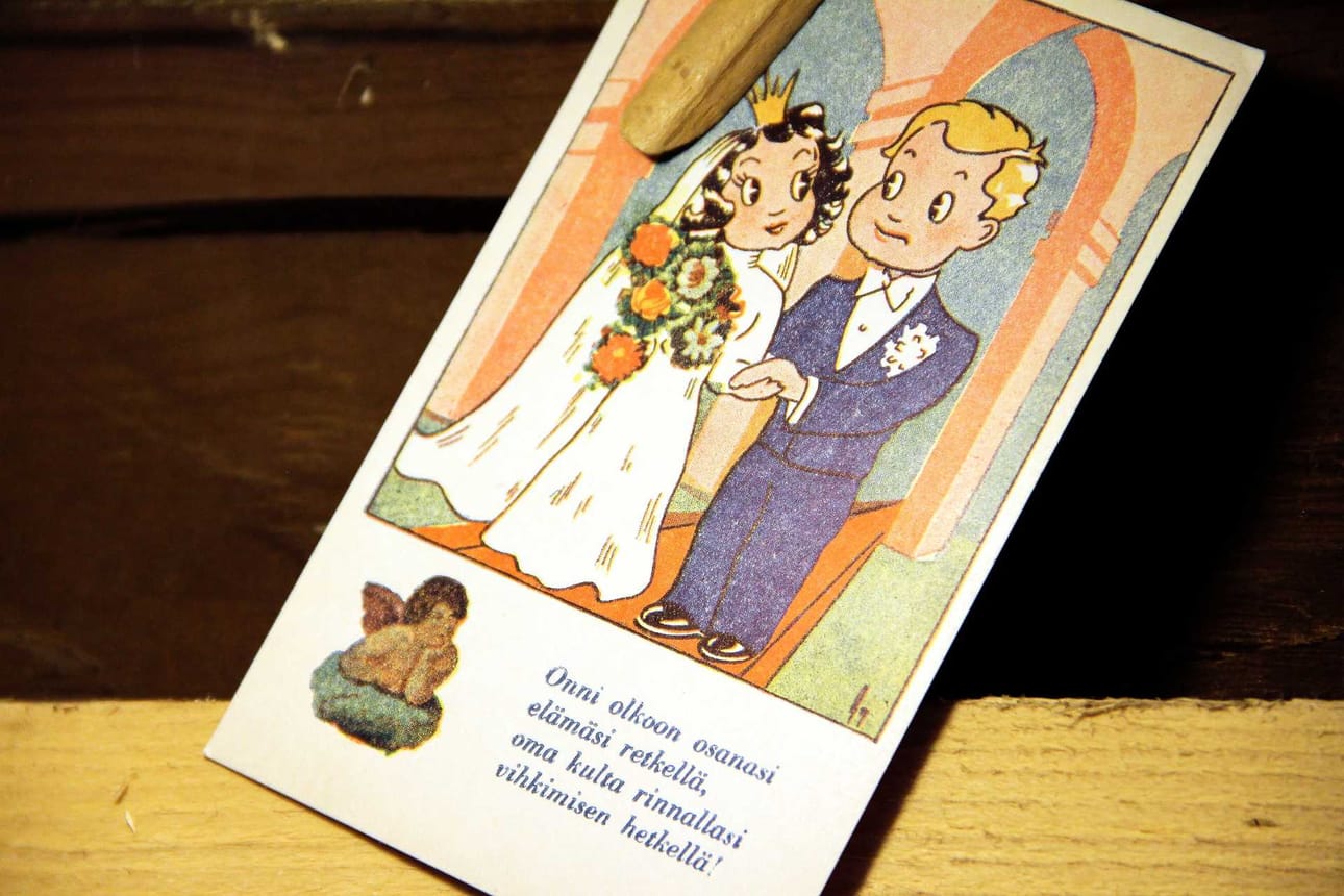 Vanhat postikortit koristavat oviaukkoa.