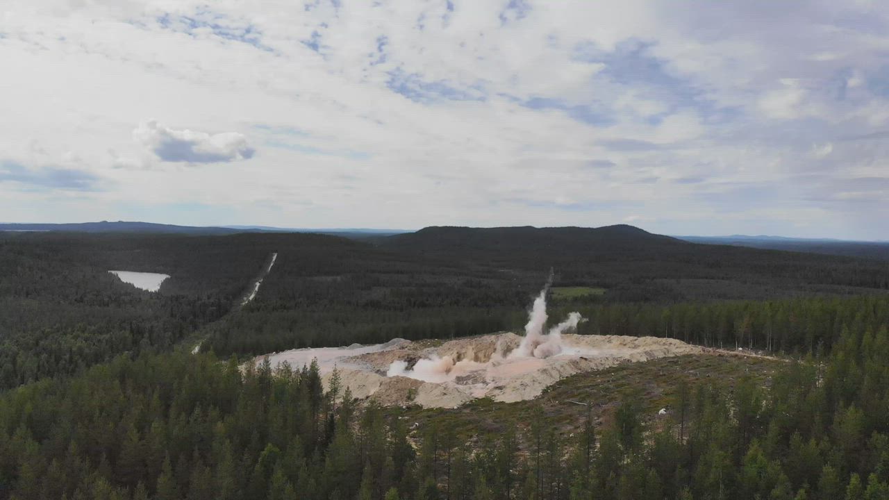 Miltä näyttää kun 600 kiloa räjähdeainetta laukaistaan kallion sisässä? Katso video Merenvaaran maanottopaikalta