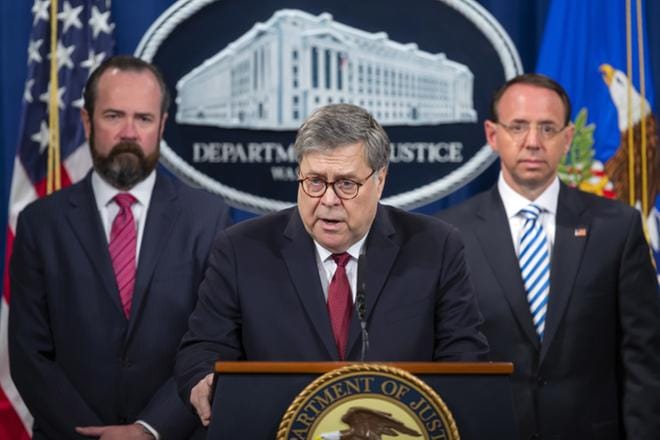 Yhdysvaltojen oikeusministeri William Barr (keskellä) lehdistötilaisuudessa torstaina juuri ennen Muellerin raportin julkistamista. KUVA: ERIK S. LESSER / EPA