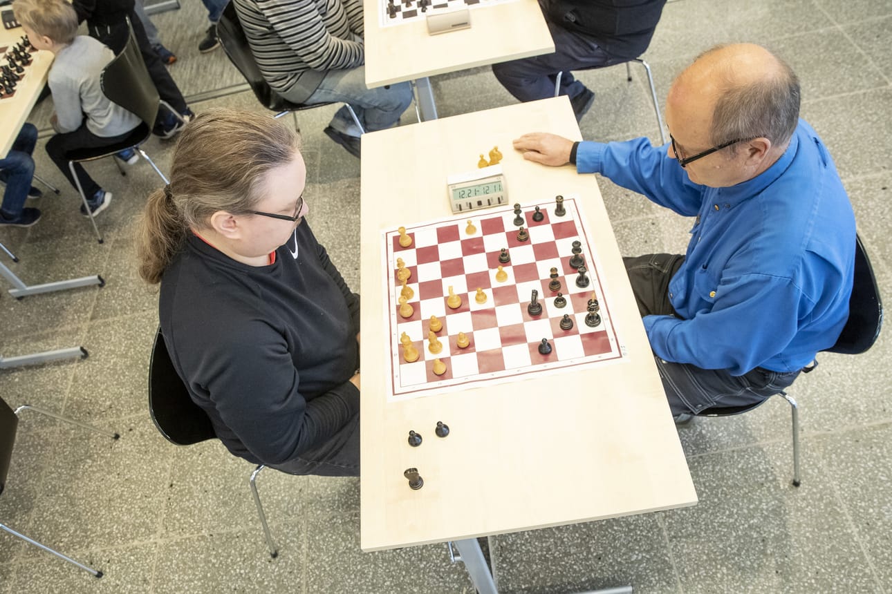 Simo Lehtonen (vas.) ja Heimo Ukkonen syventyivät 15+15 minuutin shakkipeliin, jossa molemmilla pelaajilla oli 15 minuuttia aikaa tehdä kaikki siirtonsa.
