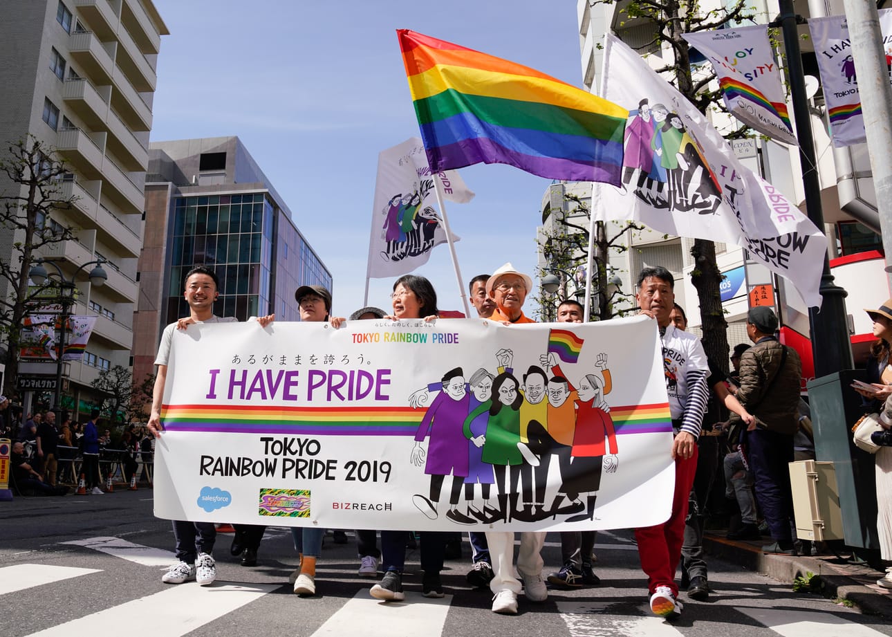 Tokion pride-kulkueeseen osallistui viime huhtikuussa noin 10 000 ihmistä. Maa on alkanut keskustella homoliittojen sallimisesta.