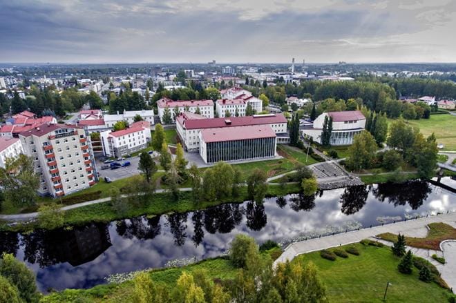 Kampustalo (kuvassa keskellä) on rakennettu alun perin vuonna 1995. Nyt se on remontoitu ja laajennettu. Seinäjoen ammattikorkeakoulun toiminnoista uudistuneeseen Kampustaloon sijoittuvat sosiaali- ja terveysala sekä kirjasto. KUVA: KARI LÖFHJELM