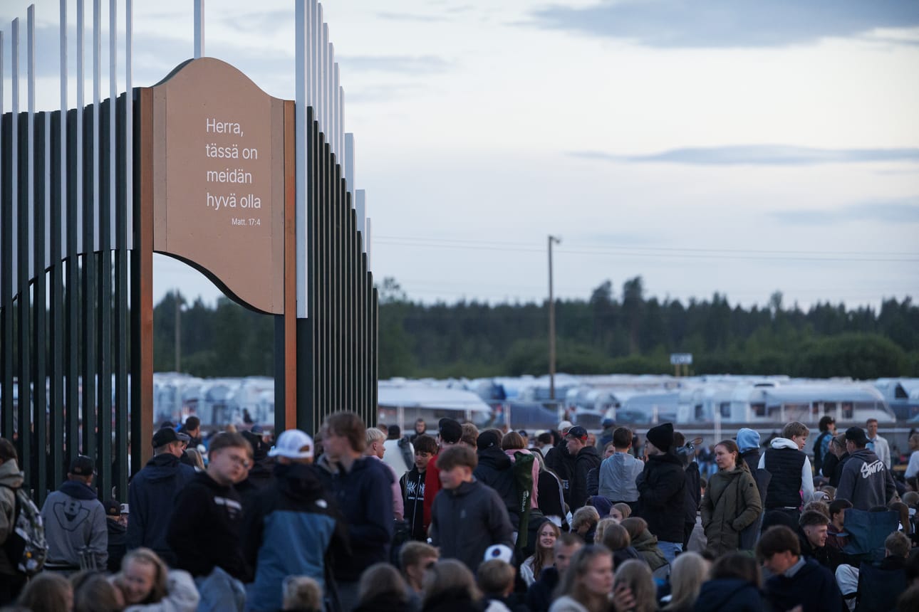 Suviseurojen tapahtuma-alue muovautuu yöllä nuorten näköiseksi.