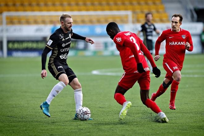 Richie Dorman (vas) vastassaan Interin Daniel Kamy ja Mika Mäkitalo.