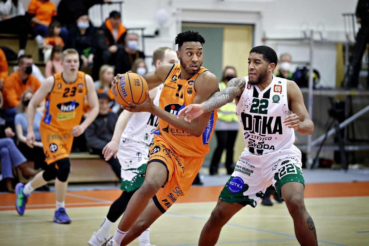 Karhu Basketin Malik Toppin ja KTP:n Roydel Brown mittelivät pallosta Kauhajoella lauantaina.