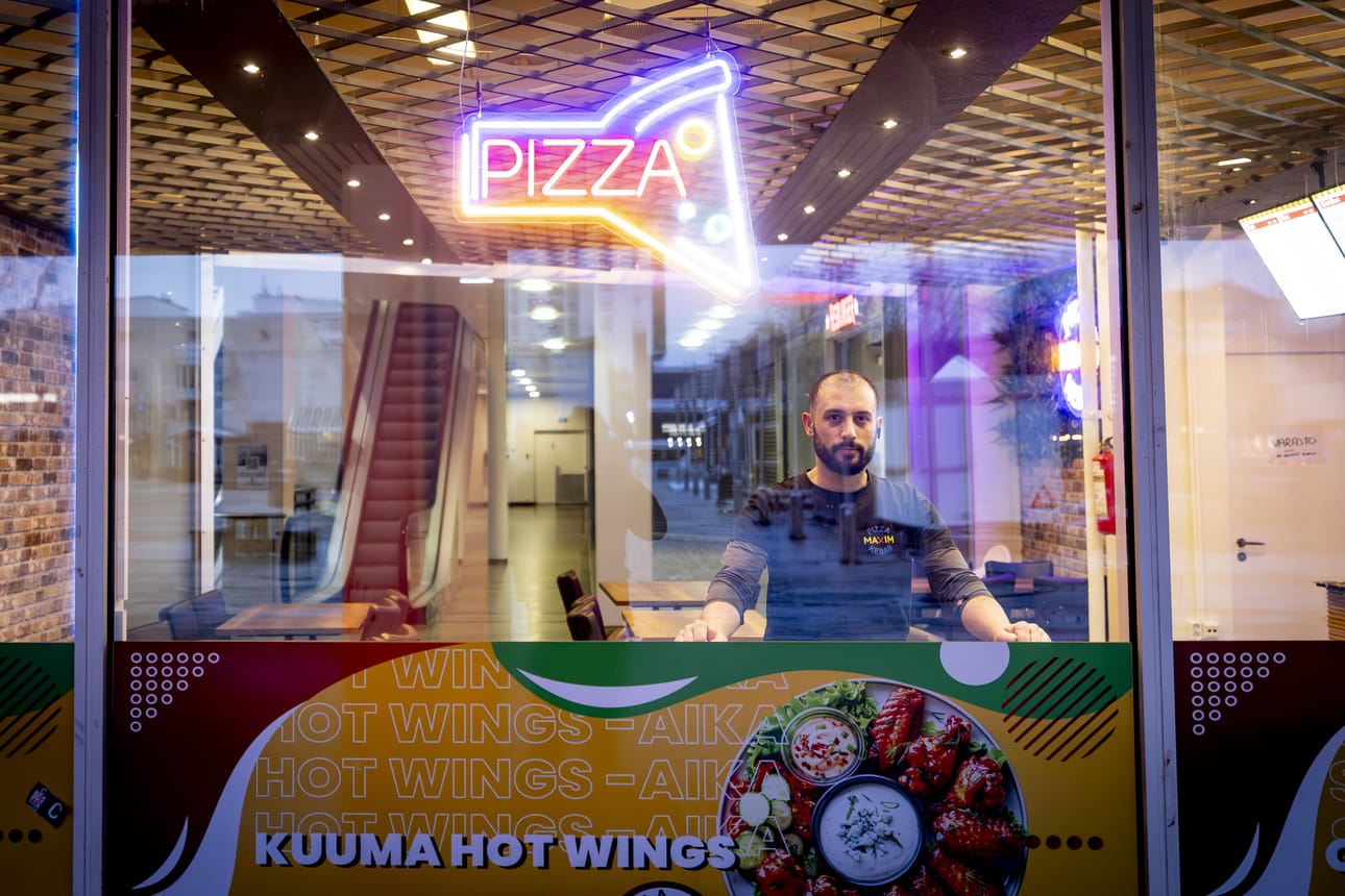 Seinäjokelainen Selami Dalmis hankki liiketilan kauppakeskuksesta ja perusti pizzerian. Tuore yrittäjä on yllättynyt siitä, miten hiljaista keskustassa on. Kauppa käy parhaiten yöllä, kun viereinen yökerho on auki.