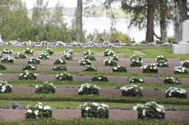 Alajärvellä nuoret ovat lähteneet hyvin Suomi 100 -juhlahankkeen mukaiseen kunniavartioon mukaan. Itsenäisyyspäivänä Alajärven sankarihaudoilla seisoo ainakin yli 120 kaatuneen ikäistä nuorta.KUVA: JOHANNA HEIKKILÄ