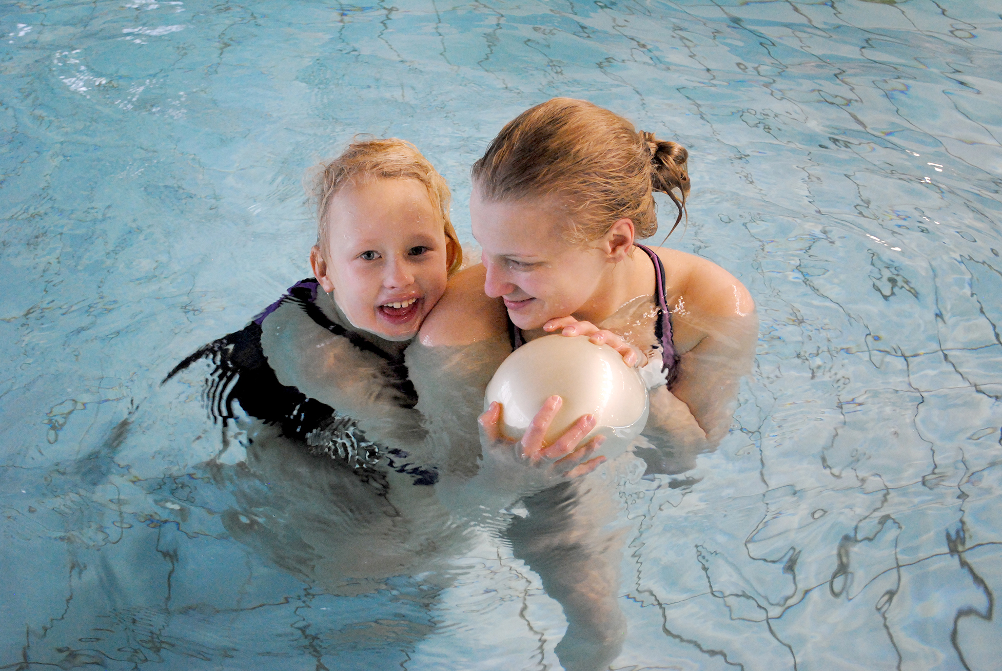 Ronja, 8 vuotta, ja Henna Sainila käyvät uimahallissa noin kerran kuukaudessa.